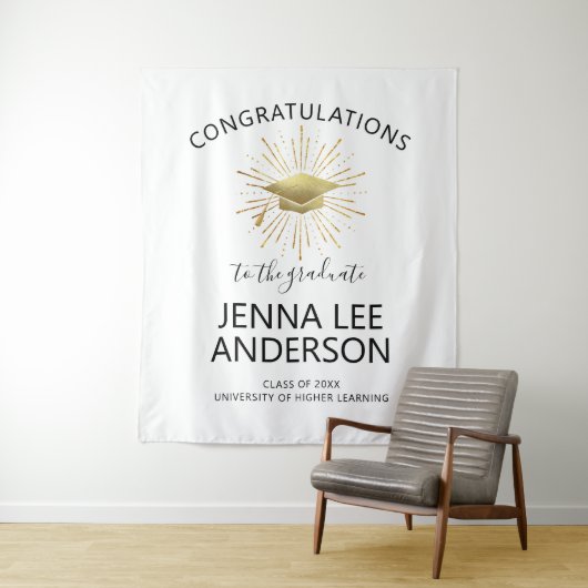 Moderne gouden afstudeerhoed met stralenkrans wandkleed (In situ)