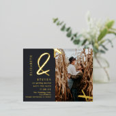 Moderne gouden ampersand fotobruiloft met behoud v folie uitnodiging briefkaart (Staand Voorkant)