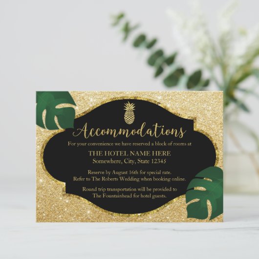Moderne gouden ananas strand bruiloft accommodatie informatiekaartje (Staand voorkant)