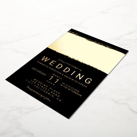 Moderne gouden borstelslag zwarte bruiloft folie uitnodiging (Gedraaid)