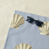 Moderne  Gouden Bruine Schelpen op Zacht Blauw Strandlaken (In situ)