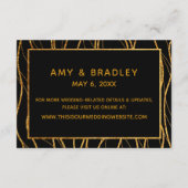 Moderne gouden golven op zwarte trouwaccommodaties informatiekaartje (Achterkant)