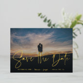 Moderne gouden handschriftenfoto Sla de datum op Folie Uitnodiging (Staand Voorkant)