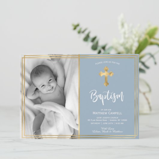 Moderne gouden kruis blauwe doop uitnodiging (Staand voorkant)