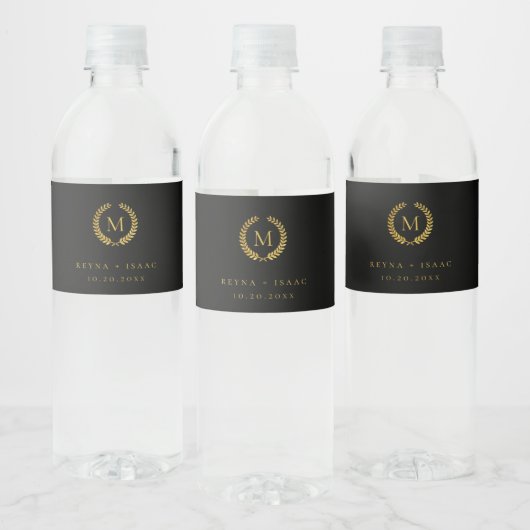 Moderne Gouden Laurel-krans Monogram Waterfles Etiket (Flessen)