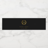 Moderne Gouden Laurel-krans Monogram Waterfles Etiket (Enkel label)