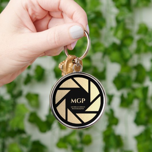 Moderne Gouden Lens Monogram Fotograaf Premium Sleutelhanger (Hand)