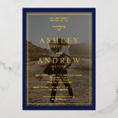 Moderne gouden marineblauwe fotobruiloft folie uitnodiging (Voorkant)