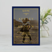 Moderne gouden marineblauwe fotobruiloft folie uitnodiging (Staand Voorkant)