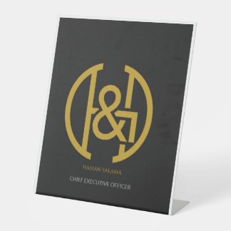 Moderne gouden monogram initiaal crest executive b reclamebord met voetstuk