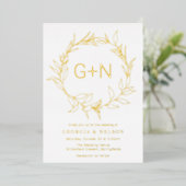 Moderne Gouden Monogram Laat Krans Huwelijk Gouden Folie Uitnodiging (Staand Voorkant)