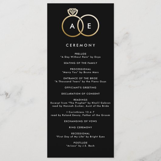 Moderne gouden ringen op zwart aangepaste bruiloft programmakaart (Voorkant)