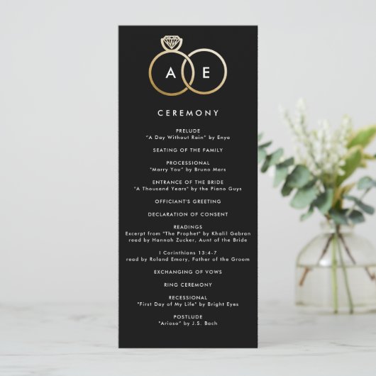 Moderne gouden ringen op zwart aangepaste bruiloft programmakaart (Staand voorkant)