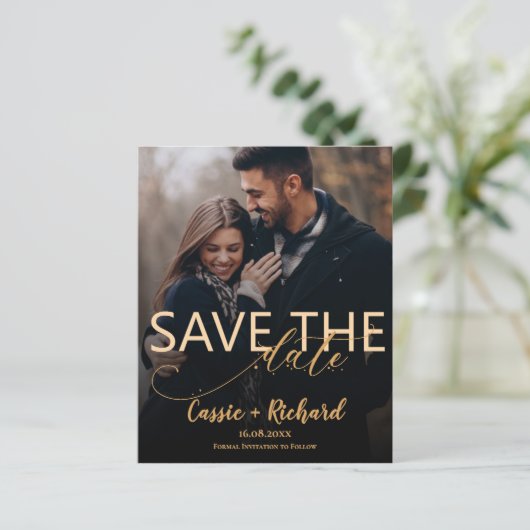 Moderne Gouden Schrift Foto Bruiloft Save the Date (Staand voorkant)