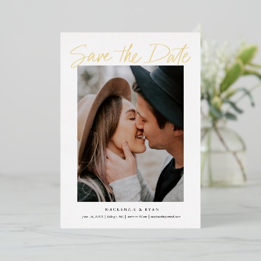 Moderne gouden script minimale foto save the date folie uitnodiging (Staand Voorkant)