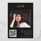 Moderne Gouden Script Monogram Alles in Eén Trouwd Folie Uitnodiging (Achterkant)