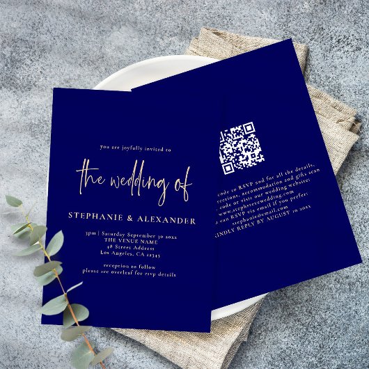 Moderne gouden scriptie Navy Blue QR-code bruiloft Kaart