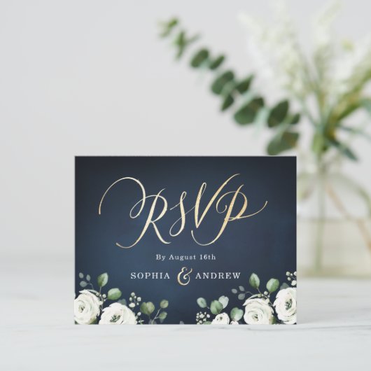 Moderne gouden scriptnavy white floral bruiloft RS Uitnodiging Briefkaart (Staand voorkant)