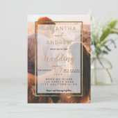 Moderne gouden simpele monogram fotoscriptbruiloft kaart (Staand voorkant)