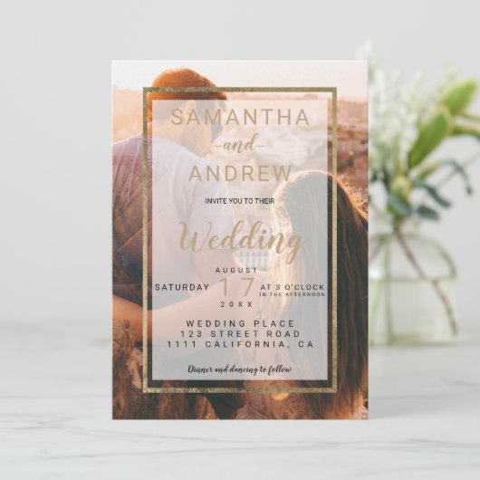 Moderne gouden simpele monogram fotoscriptbruiloft kaart (Staand voorkant)