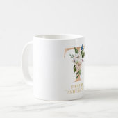 Moderne gouden Waterverf bloemletter T | Monogram Koffiemok (Voorkant links)