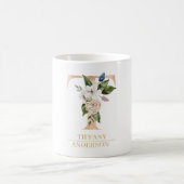 Moderne gouden Waterverf bloemletter T | Monogram Koffiemok (Center)
