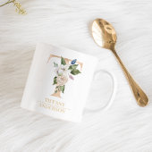 Moderne gouden Waterverf bloemletter T | Monogram Koffiemok