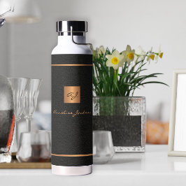Moderne gouden zwarte monogram en naam gepersonali waterfles