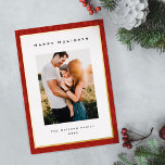 Moderne goudfolie en rode grens familiefoto folie feestdagenkaart<br><div class="desc">Deze prachtige familiefoto 'Happy Holidays'-kerstkaart met een feestelijke rode rand en gouden folie heeft een plek waar u uw namen kunt toevoegen, en een bericht op de achterkant, evenals ruimte voor u om uw eigen enkele verticale foto toe te voegen. De achterkant heeft ook een bijpassend modern rood kerstboompatroon, dat...</div>