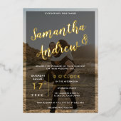 Moderne goudfotobruiloft met gouden typografie folie uitnodiging (Voorkant)