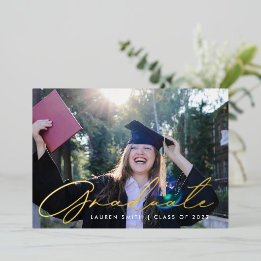 Moderne goudkalligrafie Foto GraduPartij Folie Uitnodiging (Staand Voorkant)