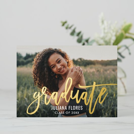 Moderne goudpenseelde scriptfotograaf folie uitnodiging (Staand Voorkant)