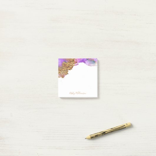 Moderne goudroze paarse waterverf post-it® notes (Op bureau)