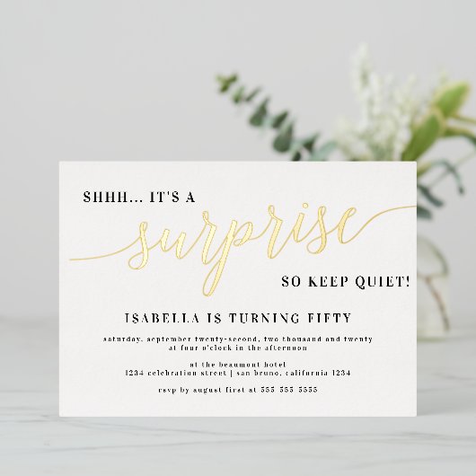 Moderne goudstijl script verrassende feestdag folie uitnodiging (Staand Voorkant)