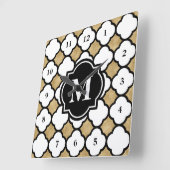 Moderne goudwitte geometrische Quatrefolie gemonog Vierkante Klok (Hoek)