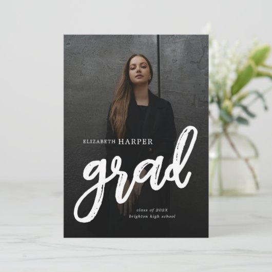 Moderne Grad Brush Script Foto Afstuderen Aankondiging (Staand voorkant)