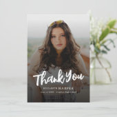Moderne Grad Brush Script Foto Afstuderen Bedankkaart (Staand voorkant)
