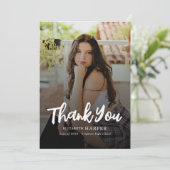 Moderne Grad Brush Script Foto Afstuderen Bedankkaart (Staand voorkant)