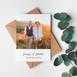 Moderne grafische foto Verti W Sla datum V2 op Kaart<br><div class="desc">Minimalist, Modern & Chic was de inspiratie voor deze Save the Date met uw foto en een Black & White thema. Het is geweldig voor de lente, zomer bruiloften, strand bruiloften, Boho, herfst bruiloften, rustieke bruiloften, winter bruiloften & meer. Het is op maat gemaakt, & uniek vanwege uw foto. Sla...</div>