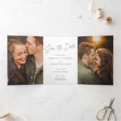 Moderne grafische verklaring sla de Datum fotokaar Drieluik Uitnodiging (Binnen)