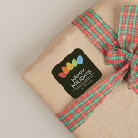 Moderne grafische verlichting Kerstmis Vierkante Sticker<br><div class="desc">Eenvoudige moderne kerstvakantie sticker met een rij felgekleurde vakantielichten. Minimalistische typografie. Schoon eenvoudig ontwerp. Alle tekstgebieden kunnen worden gepersonaliseerd. Contacteer ons voor hulp bij het personaliseren of aanpassen aan uw individuele wensen. Prettige feestdagen Nee!</div>