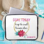 Moderne Grappige Bloemen Kleine Mensen Laptop Sleeve<br><div class="desc">Dit eigentijdse,  eigenzinnige hoesje is voorzien van stijlvolle bloemetjes en een faux gold glitter lijst,  met de humoristische quote "Goal Today: Keep the Small Humans Alive." Eenvoudig te personaliseren met jouw naam. Een leuk cadeau voor ouders of leerkrachten!</div>