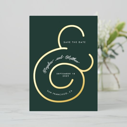 Moderne Green Script Ampersand Wedding Save Date Folie Uitnodiging (Staand Voorkant)