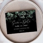 Moderne Greenery Black Flat Save the Date Kaart<br><div class="desc">Deze moderne zwarte vlakke laag met grijze kleuren biedt een eenvoudig ontwerp van de datakaart en past de coördinerende stijlen in zwart-wit aan met delicate groene elementen, zodat u een fraaie bloei rond eenvoudige, geavanceerde typografie en een prachtig, minimaal kalligrafiekscript kunt realiseren. De waterverf eucalyptus en andere botanische bladeren zijn...</div>