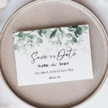 Moderne Greenery White Flat Save the Date Kaart<br><div class="desc">Deze moderne groene witte vlakke laag bespaart het datumkaartontwerp kenmerkt gemakkelijke mengeling en past coördinerende stijlen in zwart-wit met delicate greenery elementen aan toevoegend gracieuze bloei rond eenvoudige verfijnde typografie en heerlijk minimaal kalligrafiekmanuscript. De waterverf eucalyptus en andere botanische bladeren zijn prachtig doorheen, met donkere smaragd in een ombre-effect tot...</div>
