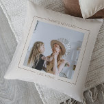 Moderne grijs en beige | Foto van de familie | Hom Kussen<br><div class="desc">Modern grijs & beige | Familiefoto | Home Cadeau Kussens zorgen voor doordachte en praktische geschenken, die de ontvanger comfort en ontspanning bieden. Hier is een beschrijving van kussens als een geschenk: Geef het geschenk van ultiem comfort en ontspanning met deze luxe kussens. Deze kussens zijn gemaakt met de beste...</div>