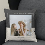 Moderne grijs en beige | Foto van de familie | Thu Kussen<br><div class="desc">Modern grijs & beige | Familiefoto | Home Cadeau Kussens zorgen voor doordachte en praktische geschenken, die de ontvanger comfort en ontspanning bieden. Hier is een beschrijving van kussens als een geschenk: Geef het geschenk van ultiem comfort en ontspanning met deze luxe kussens. Deze kussens zijn gemaakt met de beste...</div>