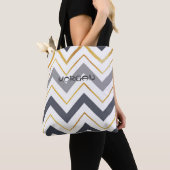 Moderne Grijs & Goud Chevron Gepersonaliseerde Can Tote Bag (Dichtbij)