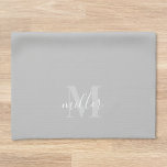 Moderne grijze aangepaste familienaam monogram theedoek<br><div class="desc">Op maat gemaakte moderne grijze keukenhanddoek met gepersonaliseerde familienaam monogram in moderne handcalligrafie.</div>