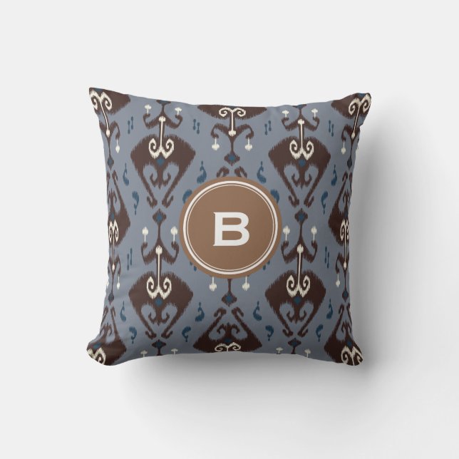 Moderne grijze bruine ikat-stam patroon monogram kussen (Voorkant)